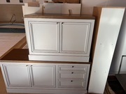 Zabudowa biblioteki z biurkiem i oświetleniem LED - lity drewniany blat