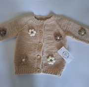 Sweterek rozpinany dla dziewczynki ręcznie robiony z kwiatami 