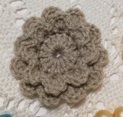 Kwiatek 3D szaro-beżowy