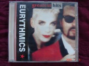 EURYTHMICS - GREATEST HITS to zbiór 17 extra utworów w wykonaniu  zespołu.