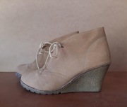 Beżowe botki na koturnie - rozmiar 39 / wkładka 24,5cm