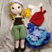 Maskotka LALKA przebieranki amigurumi zestaw ubranka handmade szydełko
