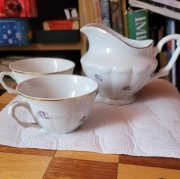 cztery filiżanki i mlecznik