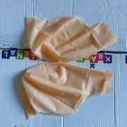 Lateksowy czepek imitujący łysą głowę, używany jako element przebrania.