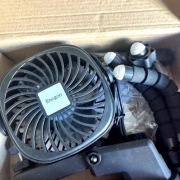 Uchwyt do telefonu z wentylatorem Enegon – elastyczny, na przyssawkę