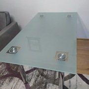 Stół szklany na metalowych nogach