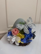 Jajko wielkanocne z kwiatami i motylkiem