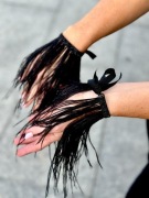 Czarne bransoletki ze strusich piór