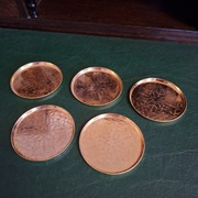 Małe złote metalowe podstawki