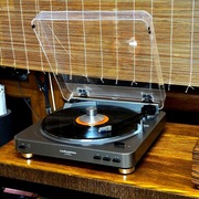 Gramofon Audio-Technica AT-LP 60 - z przedwzmacniaczem gramofonowym.