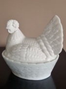 Duża kura prl kurka Ząbkowice  biała bomboniera 