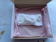 Handmade Biała opaska z włóczki z białymi różyczkami 