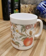 Vintage kubek szkło mleczne arcopal France owoce kwiaty Eve