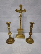 Stary krzyż z świecznikami 