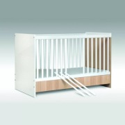 Zestaw mebli do pokoju dziecięcego - łóżeczko, komoda wraz z przewijakiem.