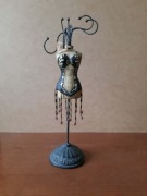 Stojak na biżuterię dekoracyjny | manekin gorset z koralikami styl retro