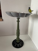 Zabytkowy karmnik lub poidełko dla ptaków.