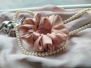 Elegancka Gumka do Włosów z Satyny z Jedwabiem – Kolor Beż Cappuccino 