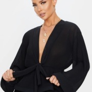 Czarna bluzka o swobodnym kroju PrettyLittleThing