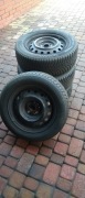 Komplet opon zimowych Nokian 195/60R15 na felgach stalowych