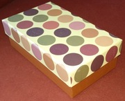 Kolorowe w kropki pudełko tekturowe prezentowe do przechowywania