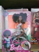 Lalka Barbie murzynka na wózku inwalidzkim made to move HJT14