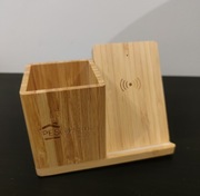 Podstawka z ładowarką indukcyjną i segregatorem