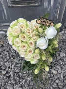 Nagrobne serce z róż. Dzień Babci i Dziadka