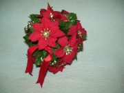 STROIKI ŚWIĄTECZNE ZDOBIONE KWIATKAMI GWIAZDY BETLEJEMSKIEJ .