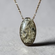 Naszyjnik z żywicy – unikatowa biżuteria handmade