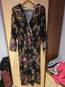 Długa czarna sukienka.