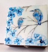 Ręcznie zdobiona szkatułka drewniana -niebieski ptak i kwiaty 22x22x8cm