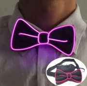 Czarna muszka świecąca na różowo z efektem neonu.