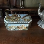 Stare blaszane pudełko o ośmiokątnej podstawie 