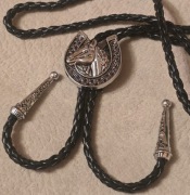 BOLO KRAWATNIK myśliwski Brosza ozdoba KOŃ Jeździectwo . (T)