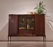 Stary kredens z dekoracyjnymi dodatkami. Perełka dla miłośników antyków. 