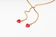 Złoty naszyjnik z czerwonymi serduszkami – regulowany, romantyczny styl