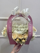 Bukiet prezentowy z balonem i Ferrero Rocher | Elegancki prezent dla niej