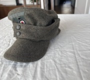 Niemiecka czapka polowa M43 prod. At the Front (oryginalne insygnia!) 