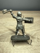 Żołnierzyk PRL Rycerz z toporem i tarcza. 