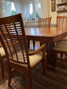 Stół z sześcioma krzesłami