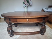 Antyczny stolik z szufladą