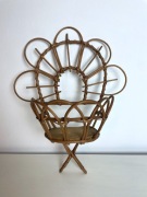 Wiklinowy kwietnik wiszący na ścianę do lekkiego odświeżenia