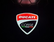 Lampka LED Ducati Corse - stylowa dekoracja dla fanów włoskiej motoryzacji