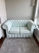 Sofa w stylu Chesterfield z powierzchnią do spania.