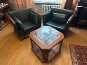 Stół kawowy z dwoma fotelami 