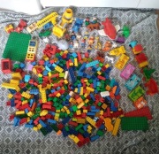 LEGO DUPLO 6KG Klocki do układania, duża płytka, figurki + auta