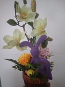 Stroik,dekoracja Wielkanocna,wiosenna z zającem i magnolią,stół,pomnik urna