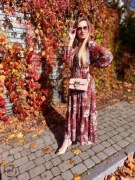 Sukienka maxi w jesienne liście