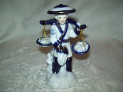 FIGURKA PORCELANOWA - CHIŃCZYK Z WAGĄ - 13,5 cm